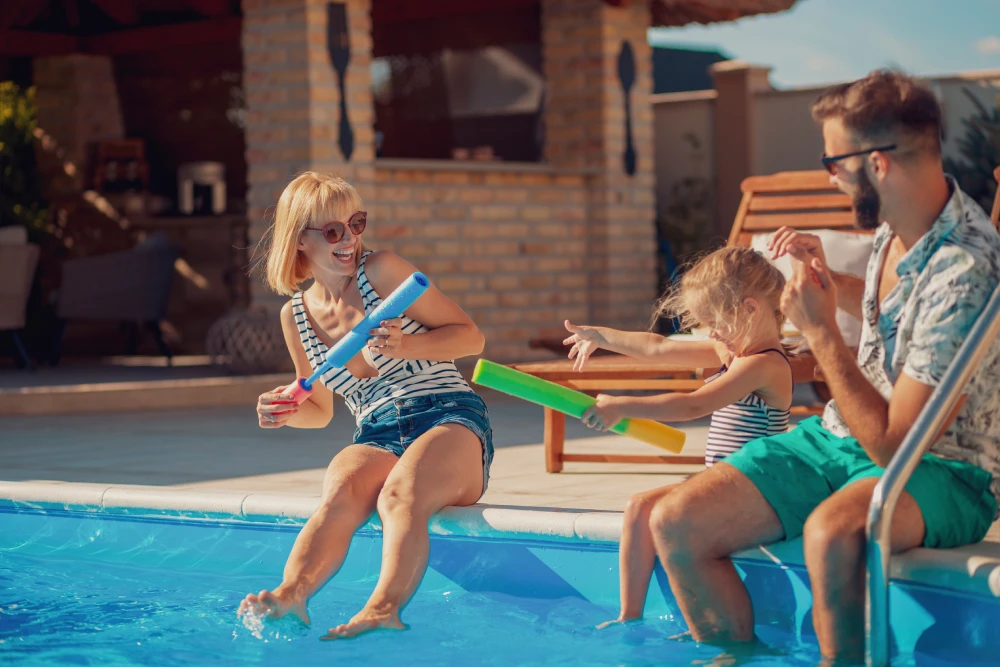 Família feliz aproveitando a piscina
